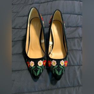 Vintage black velvet heels with embroidery
